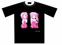 埼玉新聞65周年記念特製Tシャツ。黒はかがみとつかさの巫女バージョンがプリントされている。(c)美水かがみ／角川書店