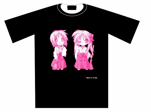 埼玉新聞65周年記念特製Tシャツ。黒はかがみとつかさの巫女バージョンがプリントされている。(c)美水かがみ／角川書店