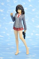 「初恋限定：山本　岬～Summer Again～」制服バージョン。革靴を脱いで、まだ冷たい水の感触を素足で確かめる彼女。夏を思う春先の情緒が胸をキュンとさせるシチュエーションだ。(C)河下水希/集英社・「初恋限定。」製作委員会