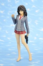 「初恋限定：山本　岬～Summer Again～」制服バージョン。革靴を脱いで、まだ冷たい水の感触を素足で確かめる彼女。夏を思う春先の情緒が胸をキュンとさせるシチュエーションだ。(C)河下水希/集英社・「初恋限定。」製作委員会