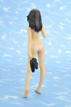 「初恋限定：山本　岬～Summer Again～」ビキニ姿で後ろ手に持った革靴。少しの違和感が奥行きあるドラマを感じさせる。(C)河下水希/集英社・「初恋限定。」製作委員会