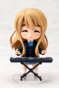 キーボードの前に立つ紬。(c)かきふらい・芳文社/桜高軽音部
