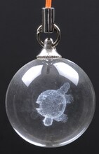 「もやしもん かもされ水晶ストラップ」角度をつけても違和感なく立体的に見えるオリゼー。(C)石川雅之／講談社