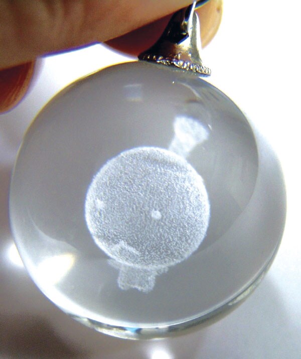 菌を立体的に閉じ込めた「もやしもん」水晶ストラップ - コミックナタリー