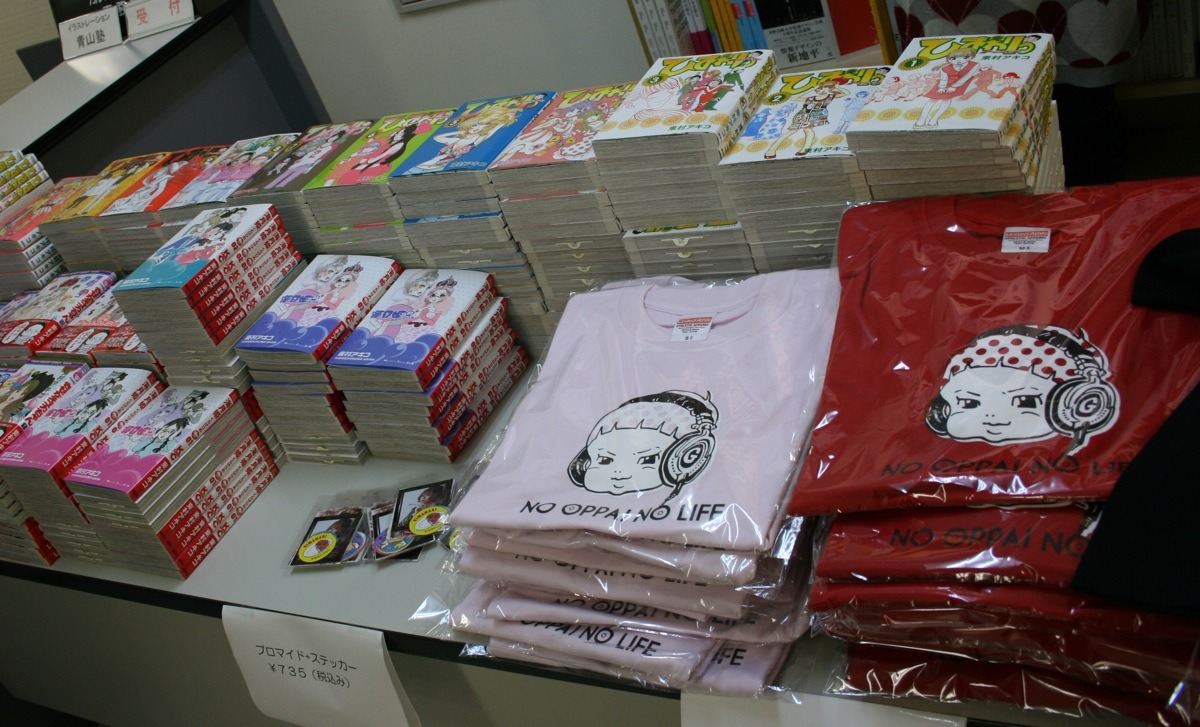 会場ではこの日のために用意されたオリジナルグッズを販売。Tシャツ各種、エコバッグ、ブロマイドなど、ファン垂涎の商品が並べられていた。