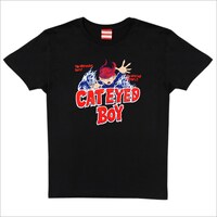 猫目小僧TEE（ホラー柄・ブラック）。猫目小僧の背後に忍び寄る「妖怪・肉玉」のイラストが恐怖感を醸し出す。