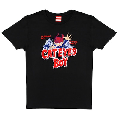 猫目小僧TEE（ホラー柄・ブラック）。猫目小僧の背後に忍び寄る「妖怪・肉玉」のイラストが恐怖感を醸し出す。
