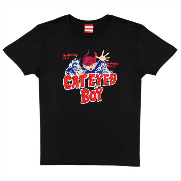 猫目小僧TEE（ホラー柄・ブラック）。猫目小僧の背後に忍び寄る「妖怪・肉玉」のイラストが恐怖感を醸し出す。