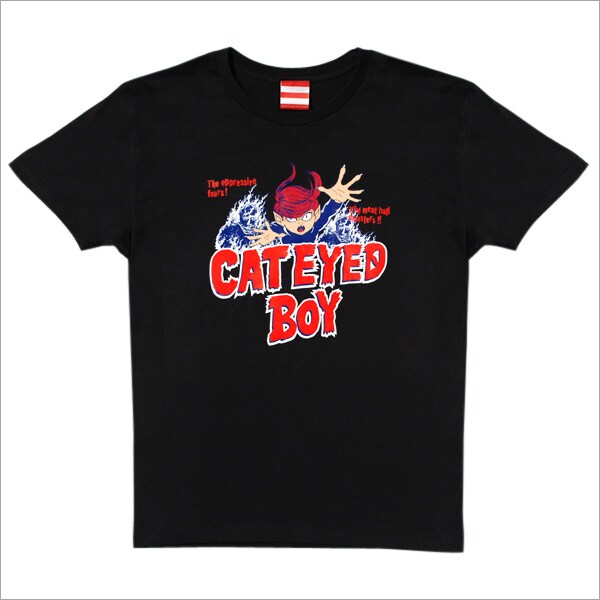 猫目小僧TEE（ホラー柄・ブラック）。猫目小僧の背後に忍び寄る「妖怪・肉玉」のイラストが恐怖感を醸し出す。