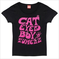 猫目小僧TEE（ロゴ柄・ブラック）。ロゴの所々に猫目小僧が見え隠れするデザイン。