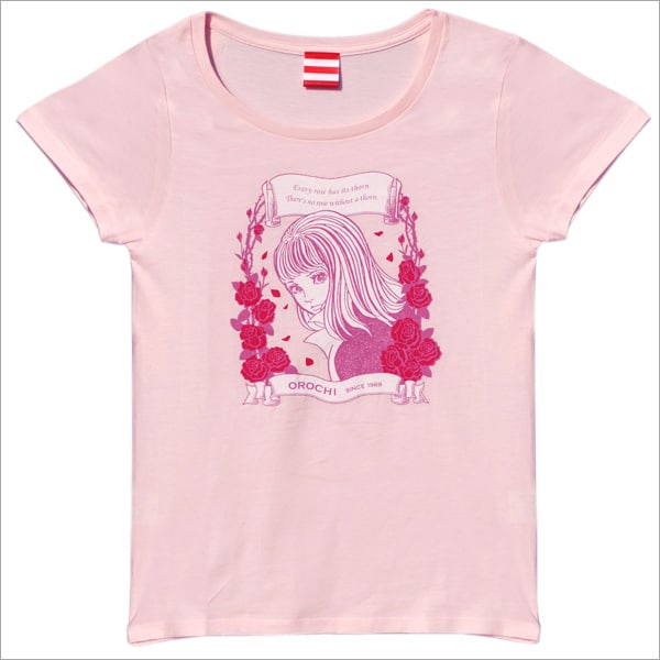 おろちTEE（バラ柄・ピンク）。振り向いているおろちとバラがデザインされている。