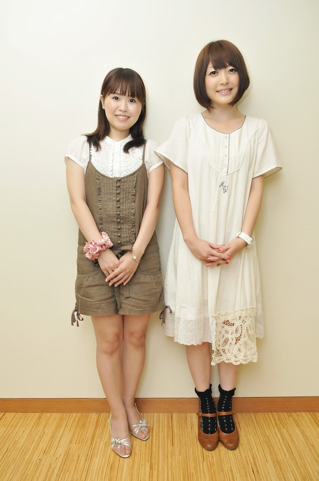 シズク・イシキ役の仙台エリ（左）とカスミ・イシキ役の花澤香菜（右）。(c)YUJIIWAHARA・ENTERBRAIN,INC. / IBARA committee