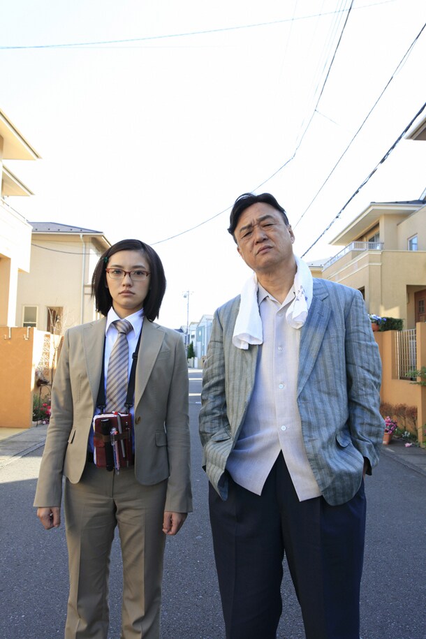 星野真里演じる小野田（左）と、田山涼成演じる横井（右）。