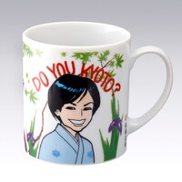 マグカップの正面にはテレビ・雑誌などでも活躍する未生流笹岡次期家元・笹岡隆甫のイラストと「DO　YOU KYOTO？」の文字が。