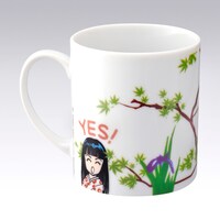 マグカップ背面には「DO　YOU KYOTO？」のメッセージを受け、笑顔で「YES！」と答える一条の自画像があしらわれている。