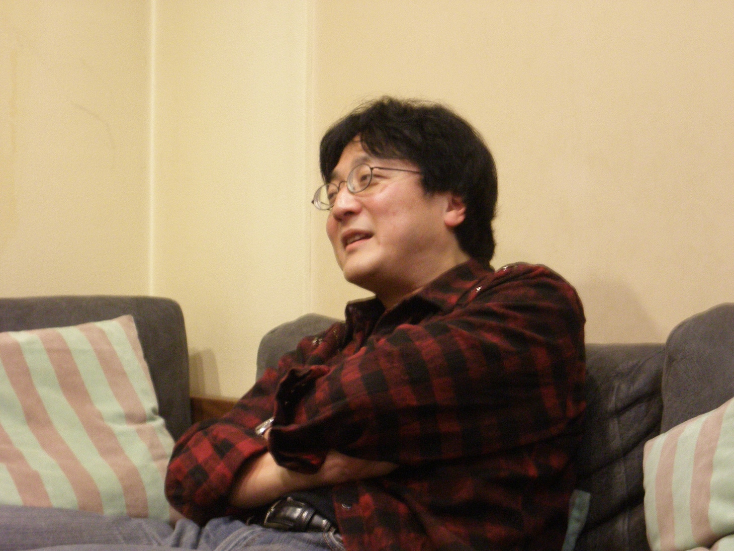 「町山智浩の、漫画師に訊け！」のパーソナリティ町山智浩。新井英樹「ザ・ワールド・イズ・マイン」とトルストイ「戦争と平和」の類似性を語るなど、作家とともに作品の新たな魅力を引き出す。