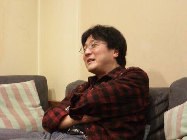 「町山智浩の、漫画師に訊け！」のパーソナリティ町山智浩。新井英樹「ザ・ワールド・イズ・マイン」とトルストイ「戦争と平和」の類似性を語るなど、作家とともに作品の新たな魅力を引き出す。