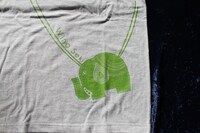 「即関（そくせき）Tシャツ」Mサイズ・グレーのデザインをアップで。