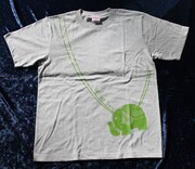 「即関（そくせき）Tシャツ」Mサイズはグレー。