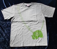 「即関（そくせき）Tシャツ」Mサイズはグレー。