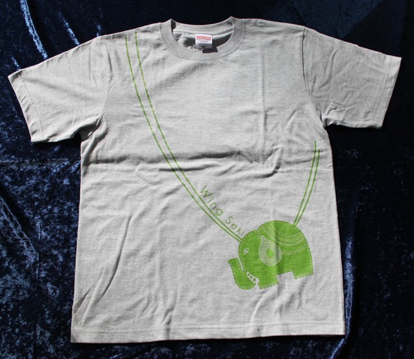 「即関（そくせき）Tシャツ」Mサイズはグレー。