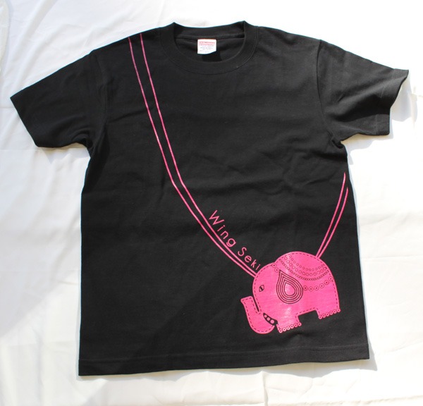 「即関（そくせき）Tシャツ」Sサイズは黒となっている。