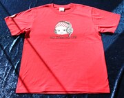 「ごっちゃんTシャツ」Mサイズは赤となっている。