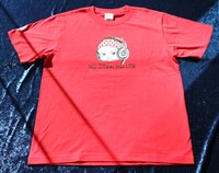 「ごっちゃんTシャツ」Mサイズは赤となっている。