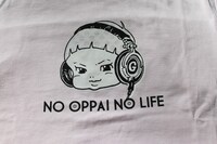 「ごっちゃんTシャツ」フロントデザインのアップ。赤ん坊にとってオッパイは重要な栄養源なので「NO OPPAI NO LIFE」のメッセージも、あながち大げさではない。