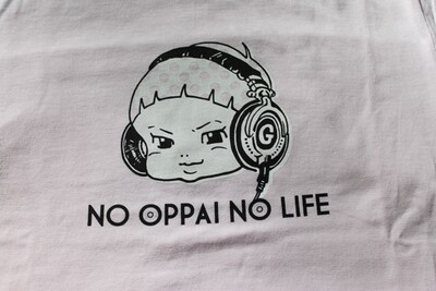 「ごっちゃんTシャツ」フロントデザインのアップ。赤ん坊にとってオッパイは重要な栄養源なので「NO OPPAI NO LIFE」のメッセージも、あながち大げさではない。