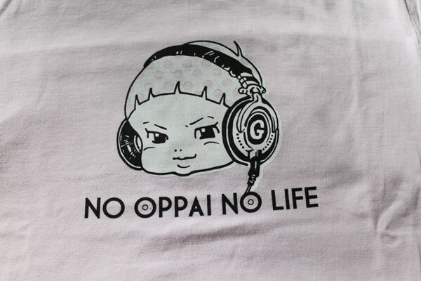 「ごっちゃんTシャツ」フロントデザインのアップ。赤ん坊にとってオッパイは重要な栄養源なので「NO OPPAI NO LIFE」のメッセージも、あながち大げさではない。