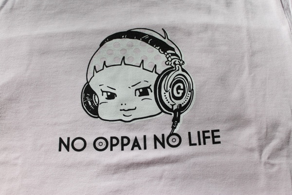 「ごっちゃんTシャツ」フロントデザインのアップ。赤ん坊にとってオッパイは重要な栄養源なので「NO OPPAI NO LIFE」のメッセージも、あながち大げさではない。