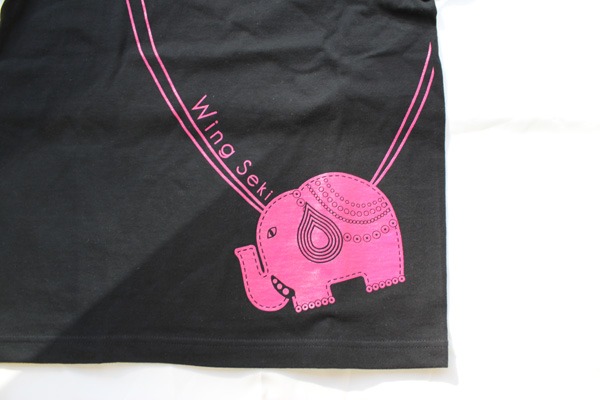 「即関（そくせき）Tシャツ」Sサイズ・黒のデザインをアップで。