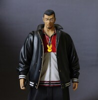 ウサギネックレスを胸にさげすむような視線でこちらを見つめるウシジマくん。（C）真鍋昌平／小学館