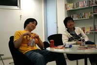 完成したばかりの「ギャグ漫画家大喜利バトル!!」DVDを楽しそうに鑑賞するふたり。イベントの緊張を思い出して、苦笑いを浮かべる場面も。