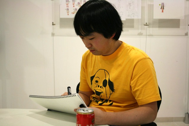 回答イラストを作画中のピョコタン。うんこ、チンポコと下ネタを連発する氏も、大喜利中は真剣な面持ち。