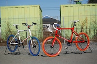 「EVA 00 BIKE type-r（レイモデル）」（左）と「EVA 02 BIKE type-a（アスカモデル）」（右）。撮影：北原薫