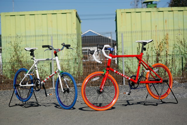 「EVA 00 BIKE type-r（レイモデル）」（左）と「EVA 02 BIKE type-a（アスカモデル）」（右）。撮影：北原薫