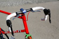 アスカモデルはロードレーサーなどと同じドロップハンドルを採用。撮影：北原薫