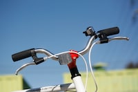 レイモデルは握り位置を高くしたライザーハンドルを採用。撮影：北原薫