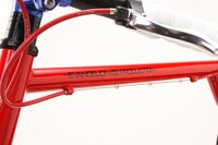 弐号機を意味する「EVANGELION-02 PRODUCTION」と書かれたトップチューブ。撮影：花渕浩二