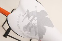 レイモデル同様、NERVのロゴが描かれたアスカモデルのサドル。撮影：花渕浩二