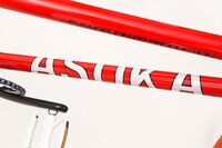 ダウンチューブにはもちろん「ASUKA」の文字が入っている。撮影：花渕浩二