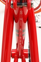 赤いシートチューブには白抜きで「SHIKINAMI」の文字が。撮影：花渕浩二