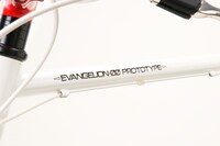 レイモデルのトップチューブには零号機を意味する「EVANGELION-00 PROTOTYPE」の文字があしらわれている。撮影：花渕浩二