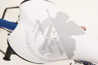 サドルにはNERVのロゴが描かれている。撮影：花渕浩二