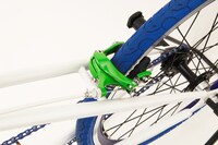 工場で一度パーツを分解したのちカラーリングし、再度組み上げた貞本こだわりのブレーキキャリパー。撮影：花渕浩二