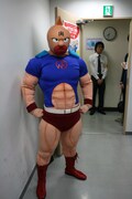 サイン会場には「キン肉マン」も駆けつけ、大勢のファンと一緒にゆでたまごの初サイン会をお祝いした。
