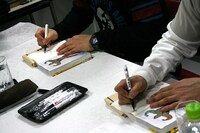 作画担当の中井が「キン肉マン」の目と額の「肉」の文字を。原作担当の嶋田がサインを書く見事なコンビネーションで、サイン会は滞りなく進行した。