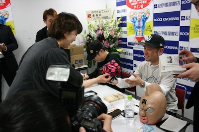 週刊少年ジャンプ、プロレスというキーワードからは男性ファンを連想するが、サイン会では女性ファンの姿も多く見られた。中には、バレンタインプレゼントを差し入れるファンも。